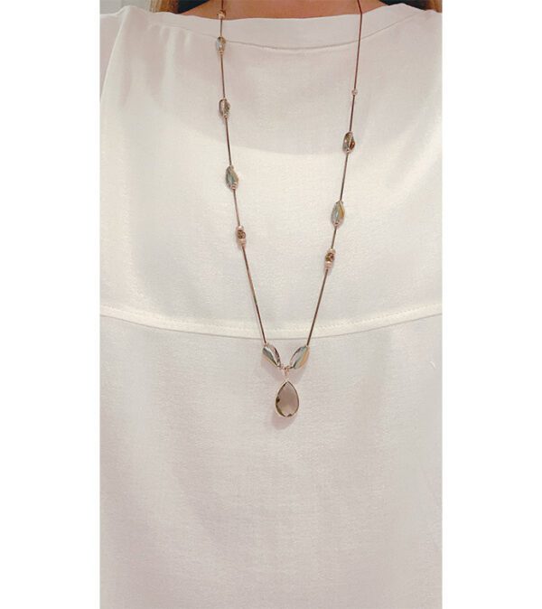 A woman wearing a white shirt and the NK8901 (Smokey / Dark) necklace.