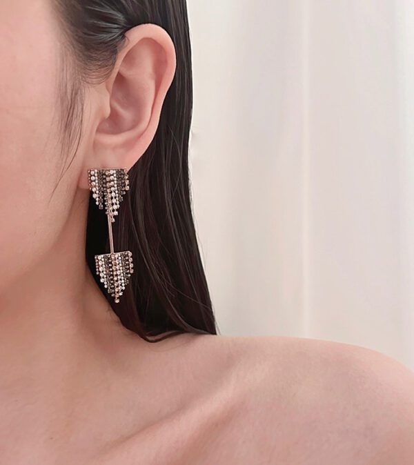 A woman wearing a pair of E2029 earrings.