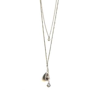 A NK4953 necklace with a diamond on it.
