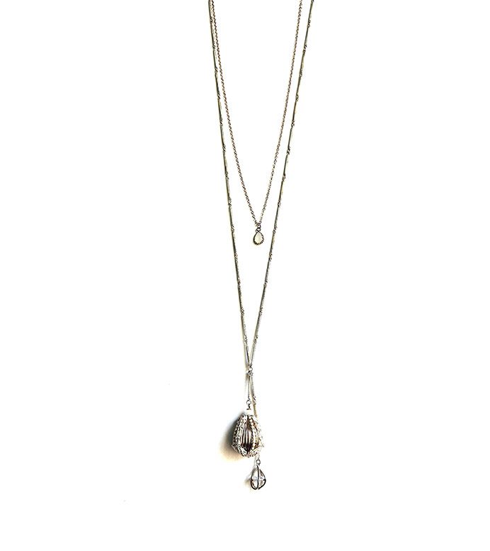 A NK4953 necklace with a diamond on it.