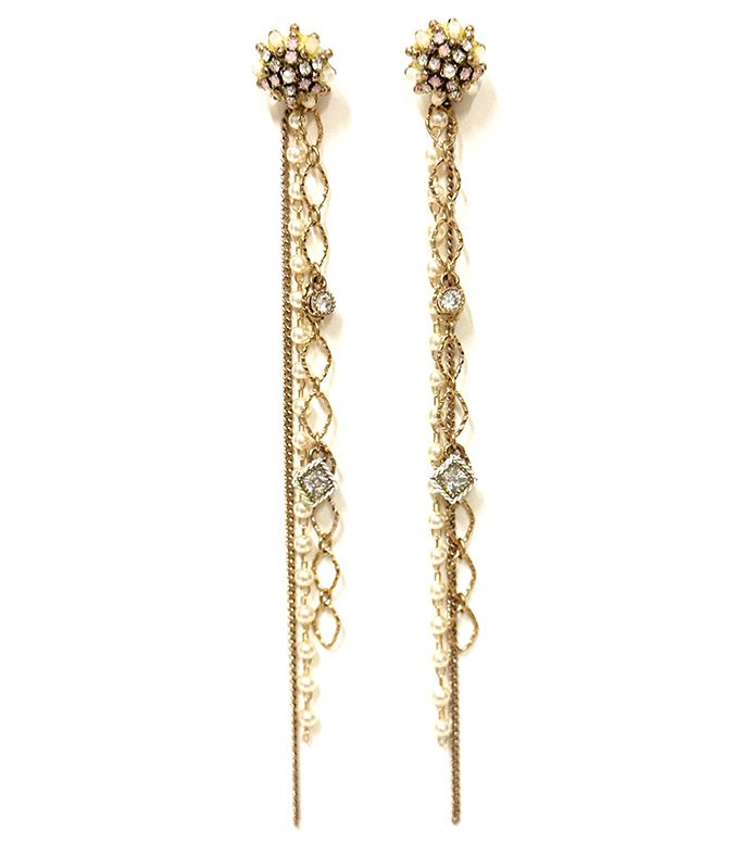 A pair of E928 gold-plated earrings with crystals.