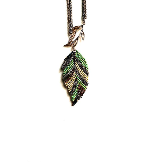 A NK4577(Green) necklace with a green and brown leaf on it.