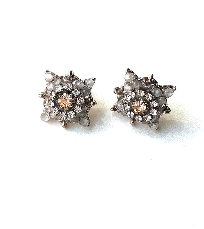 A pair of E0748 stud earrings with white diamonds.