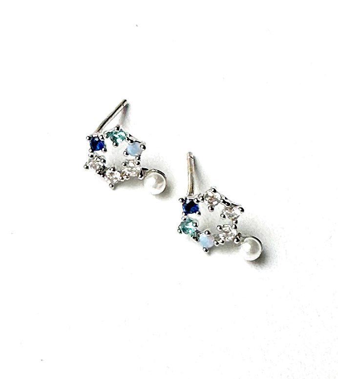 A pair of E0735 earrings with blue and white crystals and pearls.