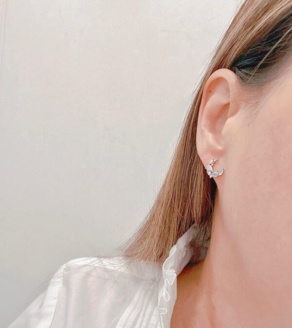 A woman wearing a white shirt and a pair of E0729 earrings.