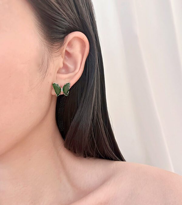 Emerald green E0715 stud earrings.