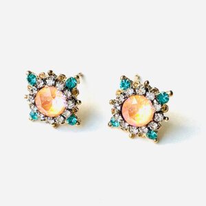 A pair of E9227 stud earrings.