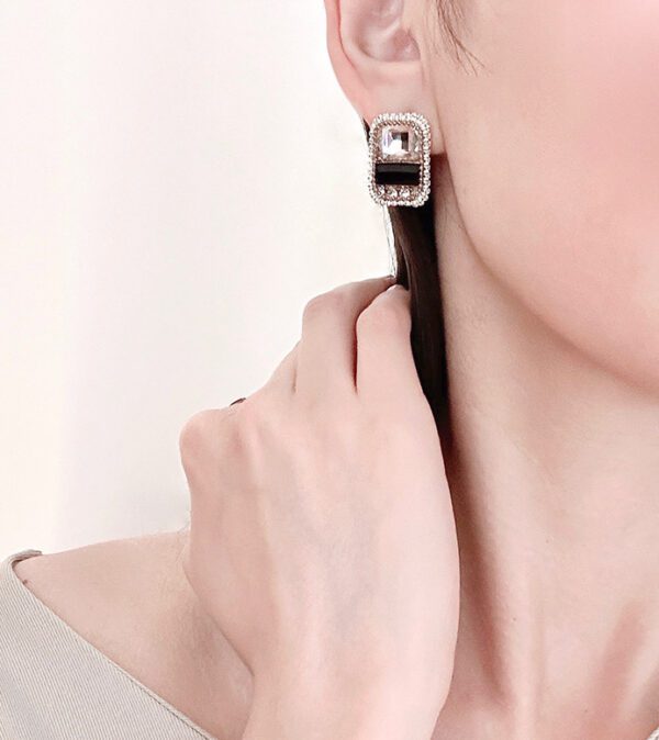 A woman wearing a pair of E8504 earrings.