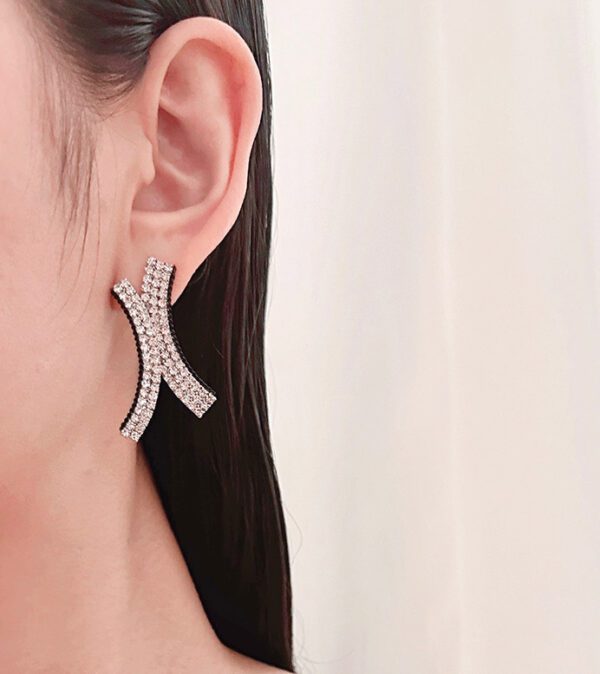 A woman wearing a pair of E8501 earrings.