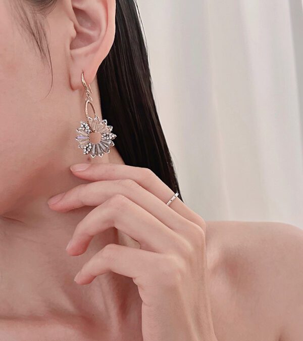 A woman wearing a pair of E4138 earrings.