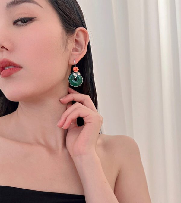 A woman wearing a black top and E02909 earrings.