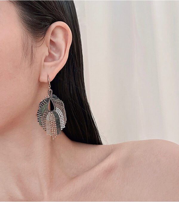 A woman wearing a pair of E2520 earrings.