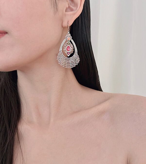 A woman wearing a pair of E2513 earrings.