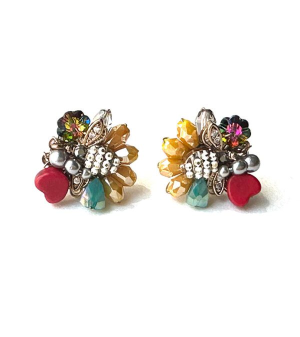 A pair of E2497 stud earrings.