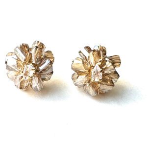 A pair of E2487 (Gold) flower stud earrings.