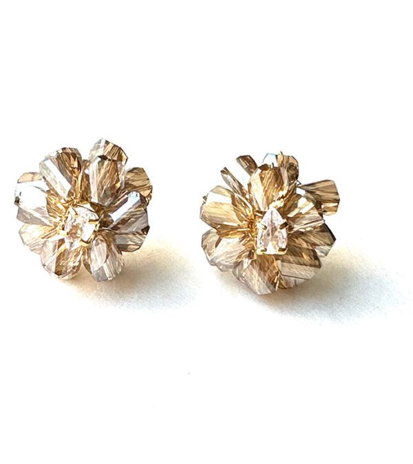 A pair of E2487 (Gold) flower stud earrings.